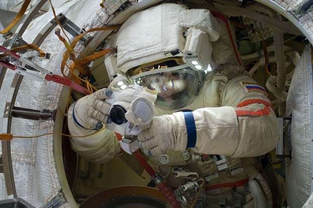 O astronaura russo Gennady Padalka, comandante da tripulação, aparece usando o mesmo equipamento Gennady Padalka (Foto: NASA: 2Explore/ Flickr)