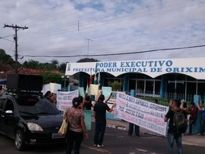 Trabalhadores percorreram várias ruas até ocuparem a Câmara de Vereadores (Foto: Junior Canto)