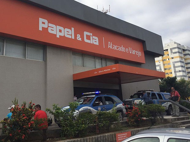 Vigilante foi morto em tentativa de assalto a loja na Avenida Paralela, Salvador, Bahia (Foto: Alex de Paula/ G1)