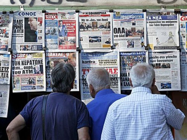  Gregos tentam descobrir se país ficará na zona do euro  (Foto: Reuters)