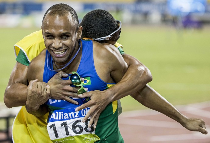 Após sofrer punição e perder título nos 400m, Felipe Gomes comemorou muito o ouro nos 200m T11 do Mundial (Foto: Daniel Zappe/MPIX/CPB) Após sofrer punição e perder título nos 400m, Felipe Gomes comemorou muito o ouro nos 200m T11 do Mundial (Foto: Daniel Zappe/MPIX/CPB)