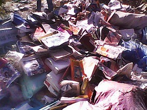 Livros encontrado em lixão foram recuperados, diz Secretaria de Educação (Foto: Diomar Araújo/Arquivo Pessoal)