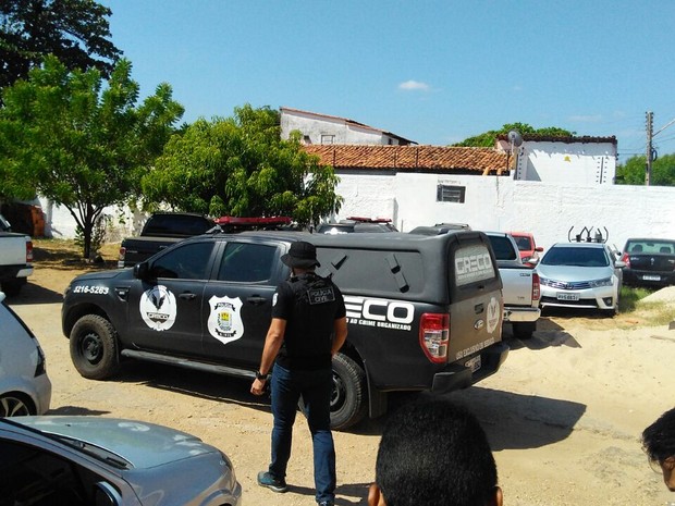 Carros são apreendidos e levados à sede do Greco  (Foto: João Cunha/G1)