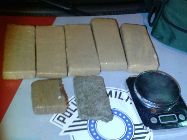 Dupla foi detida com mais de seis tijolos de maconha em Sorocaba (Foto: Divulgação/Polícia Militar)