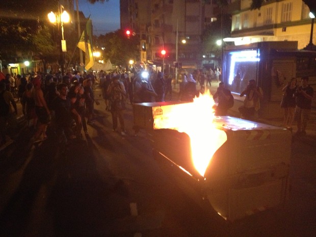 Contêineres de lixo foram queimados durante protesto em Porto Alegre (Foto: Estêvão Pires/G1)