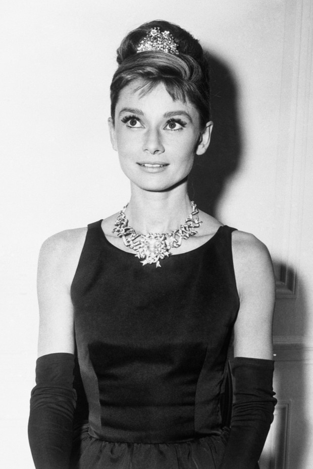Audrey Hepburn, about to begin filming for Breakfast At Tiffany's, wears one of the store's most expensive diamond necklaces. New York. (Foto: Bettmann Archive)