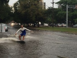 Chuva alaga ruas em Porto Alegre e homem pratica wakeboard (Arquivo Pessoal)