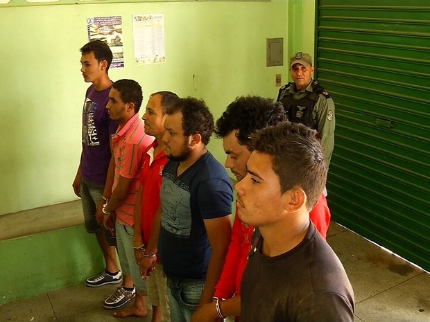 Seis homens foram presos suspeitos de participar da quadrilha de roubo a bancos (Foto: TV Verdes Mares/Reprodução)