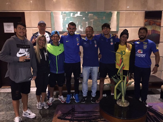 Famílias de Felipe Vizeu e Lucas Paquetá após vitória da sub-20 (Foto: Lucas Loos / GloboEsporte.com) Famílias de Felipe Vizeu e Lucas Paquetá após vitória da sub-20 (Foto: Lucas Loos / GloboEsporte.com)