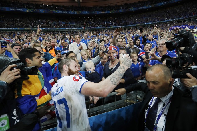 Aron Gunnarsson na torcida Islândia x França (Foto: Reuters)