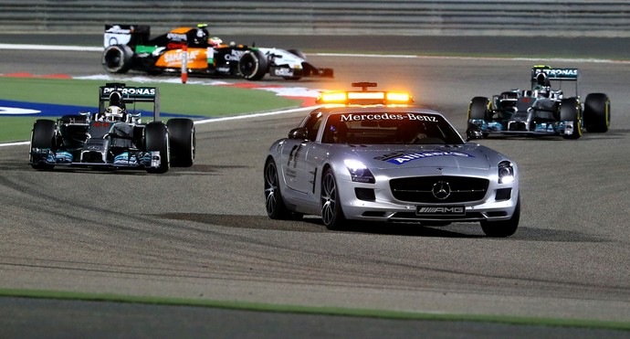 Safety car entrou em ação no GP do Bahrein após acidente entre Pastor Maldonado e Esteban Gutiérrez (Foto: AFP) Safety car entrou em ação no GP do Bahrein após acidente entre Pastor Maldonado e Esteban Gutiérrez (Foto: AFP)