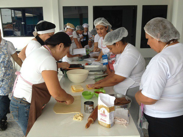 Alunos aprendem a cozinhar com ingredientes regionais (Foto: Flávio Godoi/G1)