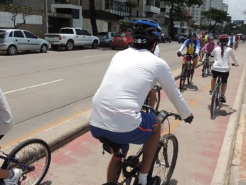 Ciclistas movimentaram a ciclofaixa da orla de Boa Viagem, neste domingo (Foto: Vitor Tavares / G1)