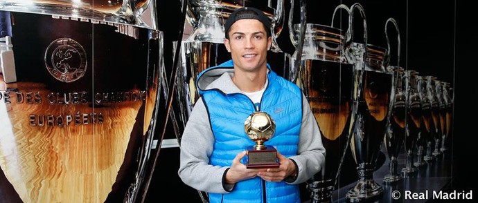 Cristiano Ronaldo CR7 recebe prêmio da IFFHS (Foto: Reprodução / Site oficial do Real Madrid)