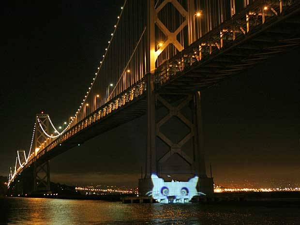 ‘Catsinal’ é projetado na ponte da Baía de San Francisco. (Foto: Kimihiro Hoshino / AFP Photo)