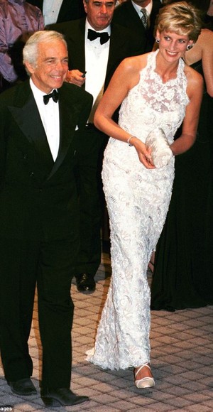 A princesa Diana é acompanhada do estilista americano Ralph Lauren em um evento no National Building Museum em Washington, em 1996 (Foto: Getty Images)