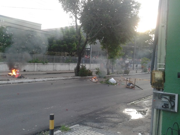 Estudantes fazem barricadas em frente à sede do IFCE (Foto: André Teixeira/G1 CE)