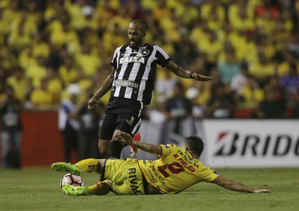 Bruno Silva recebeu seu terceiro cartão amarelo em Guayaquil (Foto: AP Photo/Dolores Ochoa)