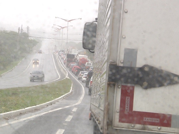 Trânsito ficou lento no local do acidente. (Foto: Reprodução / TV Paraíba)