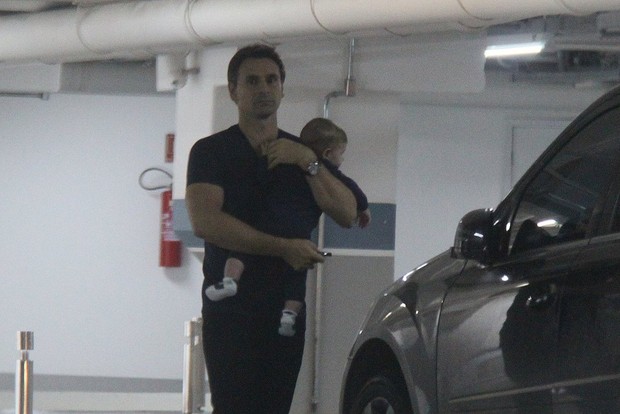 Murilo Rosa e filhos no estacionamento de shopping (Foto: Delson Silva / Agnews)