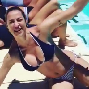 Luana Piovani, de biquíni, se diverte com amigas em piscina (Foto: Instagram/ Reprodução)