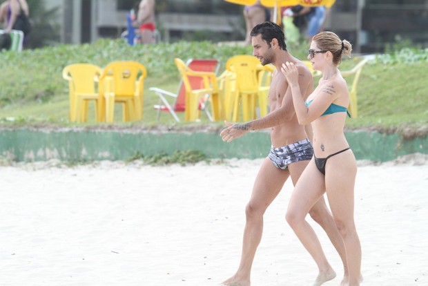 Antônia Fontenelle na praia com amigo (Foto: Anderson Borde / AgNews)