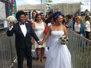 Casal do sexo feminino se prepara para entrar na cerimônia de casamento em frente ao Congresso Nacional, em Brasília (Foto: Isabella Formiga/G1)