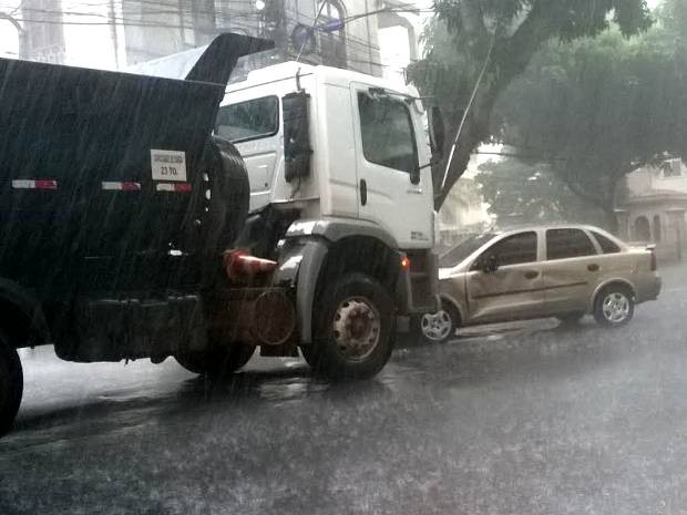 G1 Acidente e chuva forte deixam o trânsito lento em Belém notícias