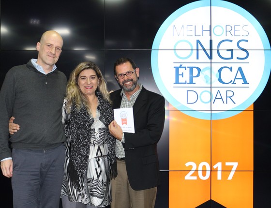 Representantes da ONG Vocação recebem o prêmio principal do Melhores ONGs 2017 (Foto: Rogério Cassemiro)
