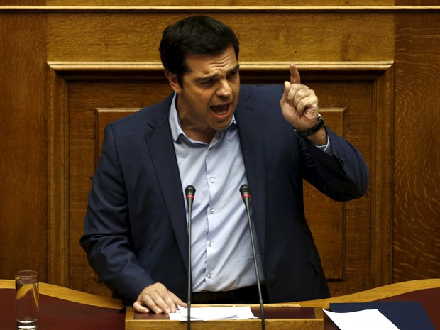 Primeiro-ministro da Grécia, Alexis Tsipras, discursa antes de votação no Parlamento nesta quarta-feira (Foto: Yiannis Kourtoglou / Reuters)