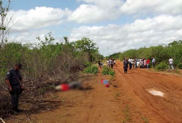 Irmãos foram executados numa estrada carrocável próximo ao sitio Canaã, na zona rural de Baraúna, RN (Foto: Marcelino Neto)