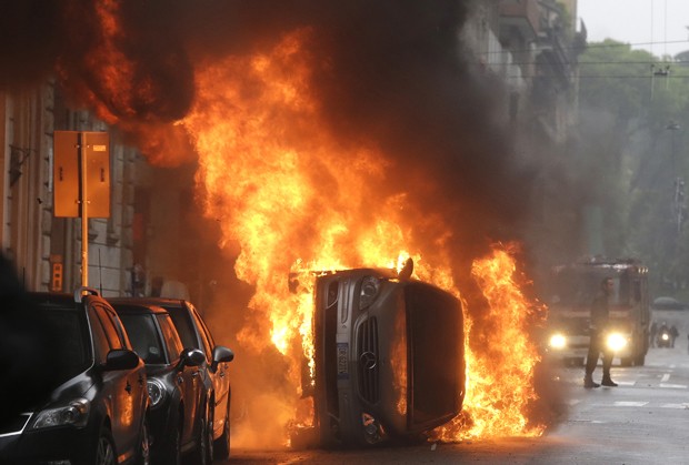 Carro queima em protesto contra a Expo 2015 em Milão, nesta sexta (1º) (Foto: Luca Bruno/AP)