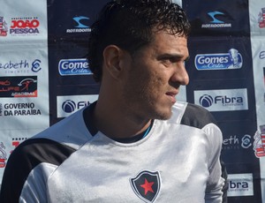 Carlos, goleiro do Botafogo-PB (Foto: Lucas Barros / GloboEsporte.com/pb)