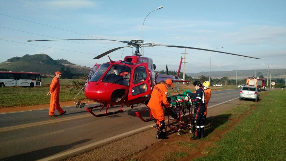Vítima é resgatada em helicóptero (Foto: Corpo de Bombeiros/Divulgação)