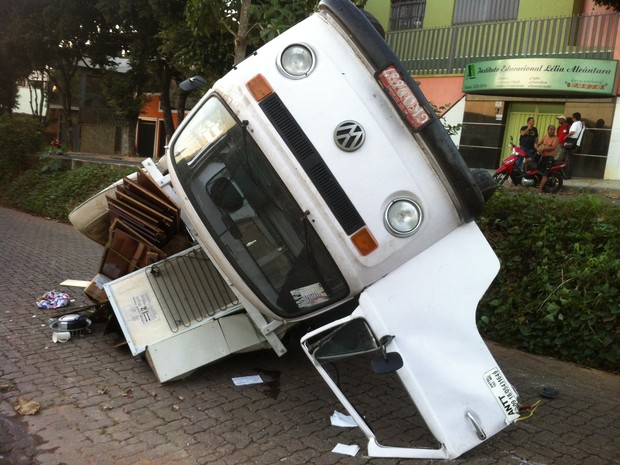 Veículo que perdeu os freios estava carregado com móveis.  (Foto: Diego Souza/G1)