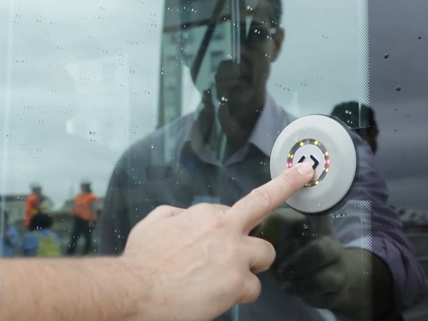 Passageiro precisa apertar botão para porta abrir (Foto: Divulgação / Secretaria Municipal de Transportes do Rio)