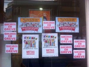 Bancários fazem greve no Sul do RJ (Foto: Vinicius Lima/G1)