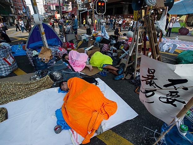 Pequenos grupos de manifestantes pró-democracia durante a manhã desta terça-feira (7) (Foto: Xaume Olleros/AFP)