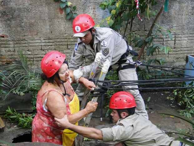 Mulher caiu de altura de cinco metros no quintal de casa. (Foto: Clique Notícias)