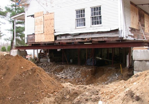 Durante a reforma da casa, que teria mais de 200 anos, proprietários encontraram cofre enterrado no piso (Foto: Reprodução)