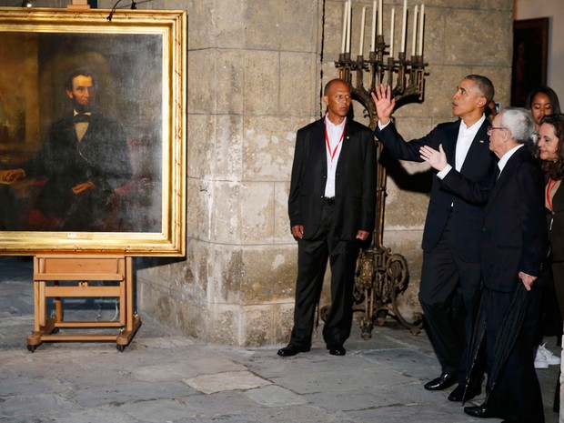 Obama vê retrato do ex-presidente americano Abraham Lincoln em visita ao centro histórico de Havana (Foto: Jonathan Ernst/Reuters) Obama vê retrato do ex-presidente americano Abraham Lincoln em visita ao centro histórico de Havana (Foto: Jonathan Ernst/Reuters)