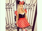 Paris Hilton se veste de Minnie Mouse em festa de Halloween