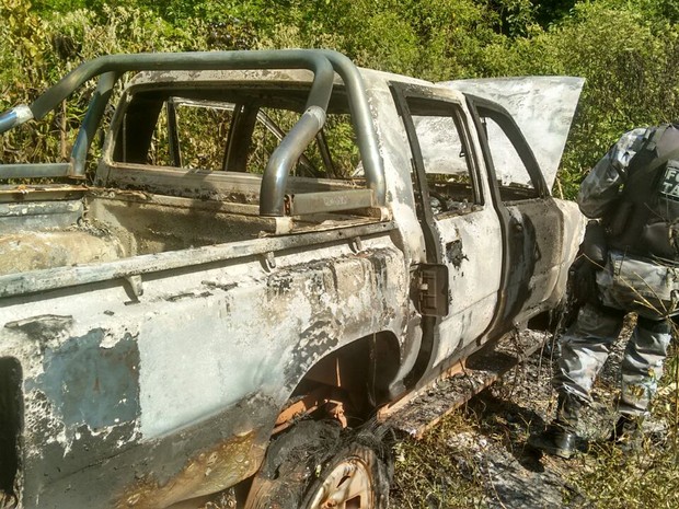 Carro do policial foi queimado pelos bandidos  (Foto: Divulgação/Polícia Militar)