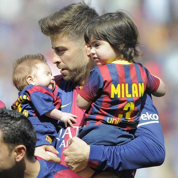 Gerard Piqué com Milan e Sasha no colo (Foto: Grosby Group/Agencia) Gerard Piqué com Milan e Sasha no colo (Foto: Grosby Group/Agencia)