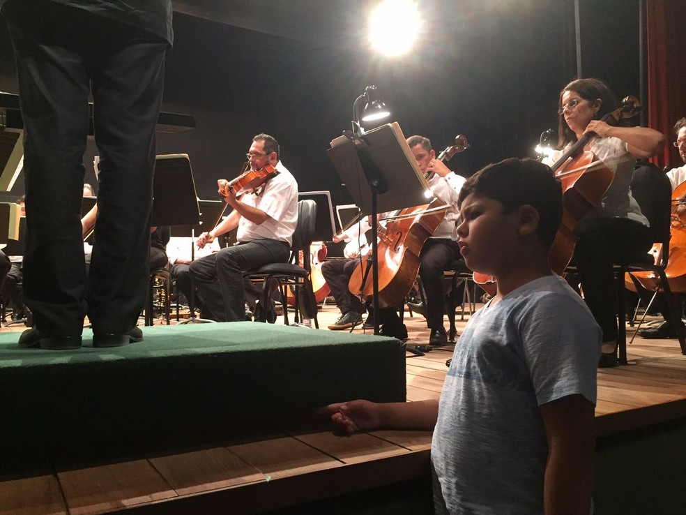 Caio Carvalho acompanha apresentação da Orquestra Sinfônica  (Foto: Arquivo pessoal )