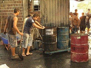 Voluntários retiraram tanques com produto inflamável (Foto: Reprodução/TV Tem)