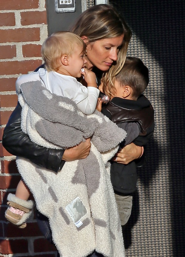 Gisele Bündchen com os filhos, Vivian e Benjamin, em Boston, nos Estados Unidos (Foto: AKM-GSI Brasil/ Splash News)