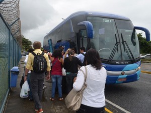 Alguns passageiros foram de ônibus até Recife, onde pegariam outro voo com destino a Salvador (Foto: Jorge Machado/G1) Alguns passageiros foram de ônibus até Recife, onde pegariam outro voo com destino a Salvador (Foto: Jorge Machado/G1)