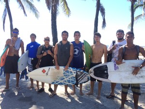 Amigos de Filipe se reuniram na Praia do Diabo, no Arpoador (Foto: Matheus Rodrigues/G1)