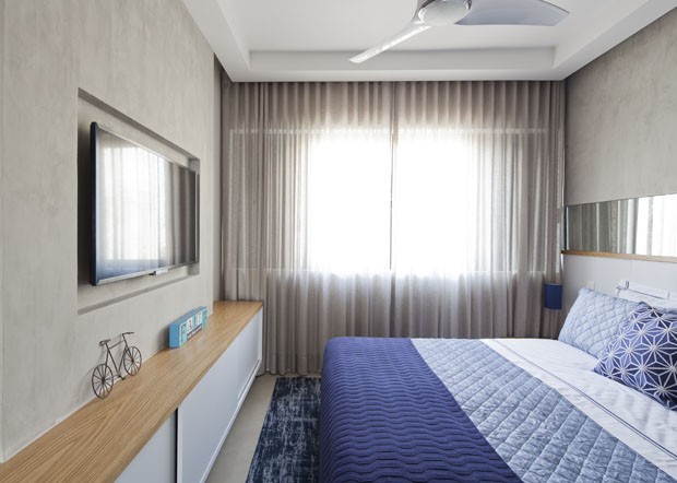 Apartamento integrado usa portas de correr para dividir ambientes (Foto: Mayra Acayaba/Divulgação)